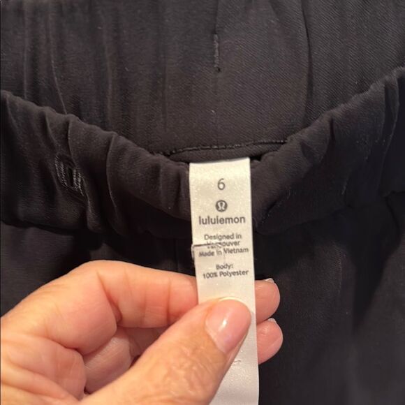 Lululemon Athletica Black Pants Versatile Design size 6 - Picture 2 of 4